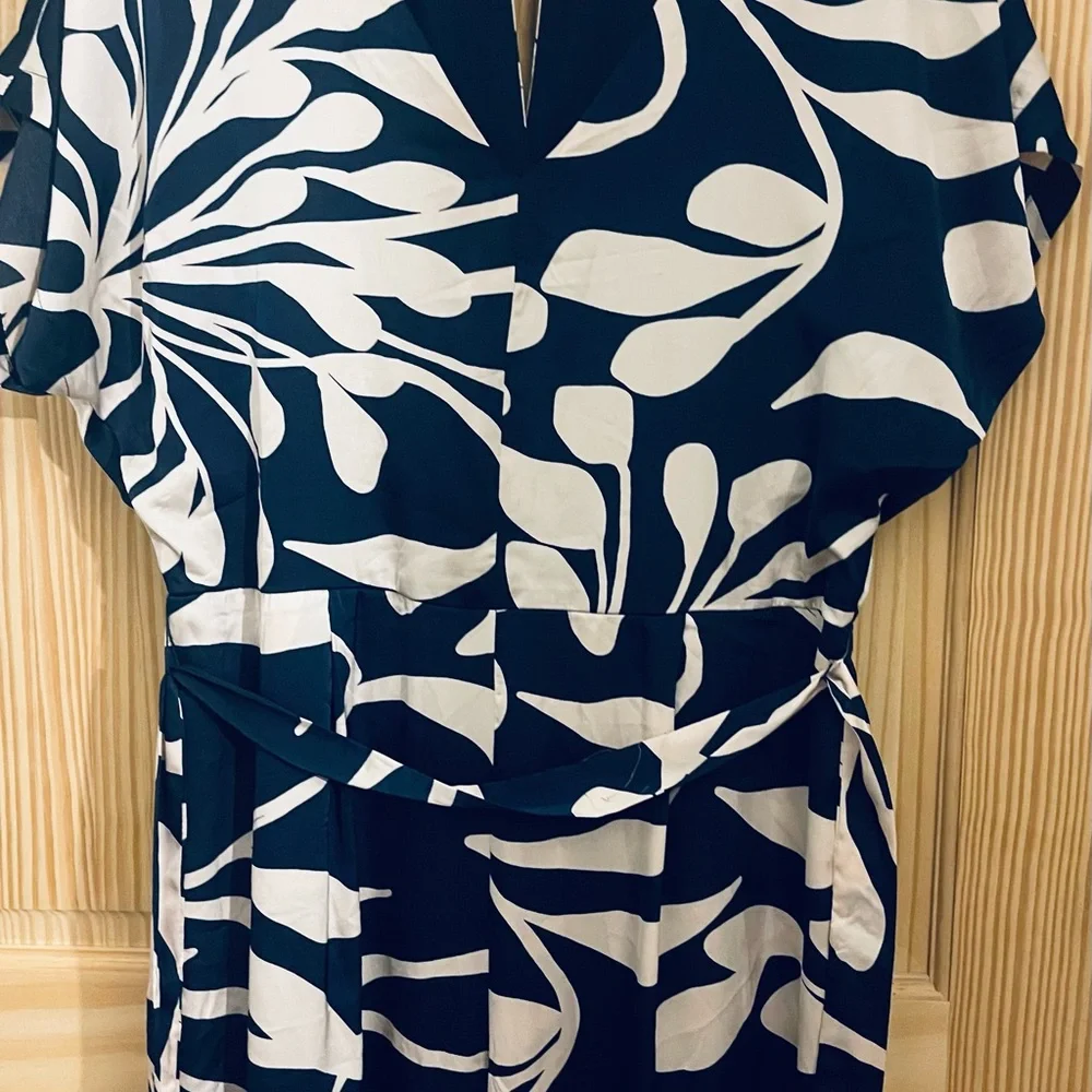 💎💎💙Navy and White Floral Jumpsuit - Picture 9 of 16